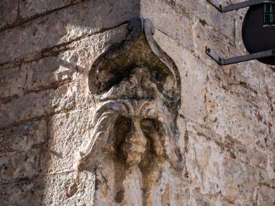 Ma � spostandoci nel fitto reticolo di stradine del centro storico che possiamo scovare veri e propri tesori medievali. Il tour si sviluppa fra costruzioni in pietra viva, come quella posta all�incrocio tra via Nino Bixio e via Giusti
